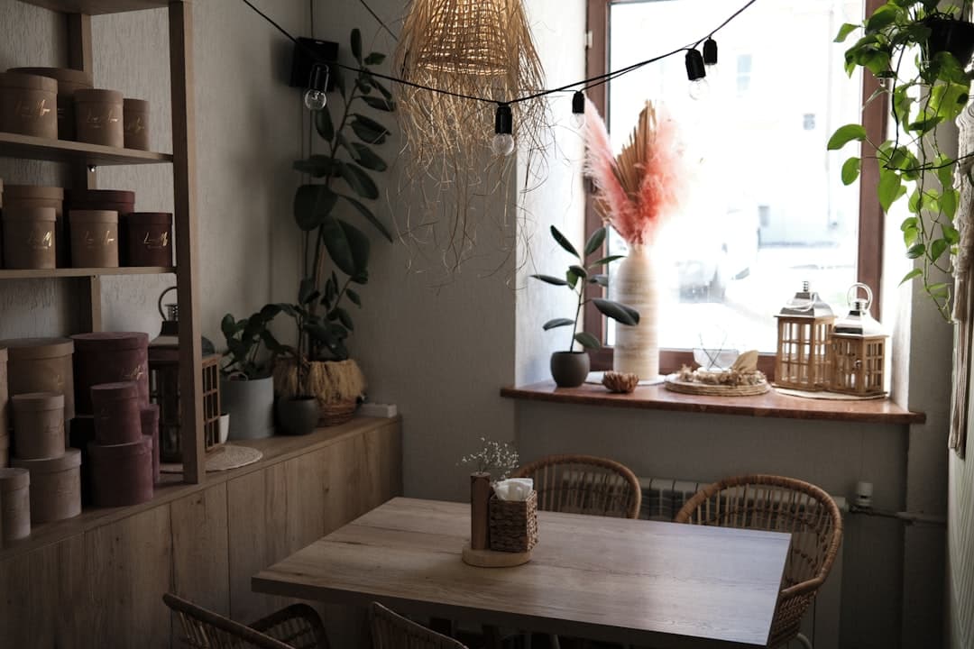 Mysigt caférum med växter, varmt ljus och småbord