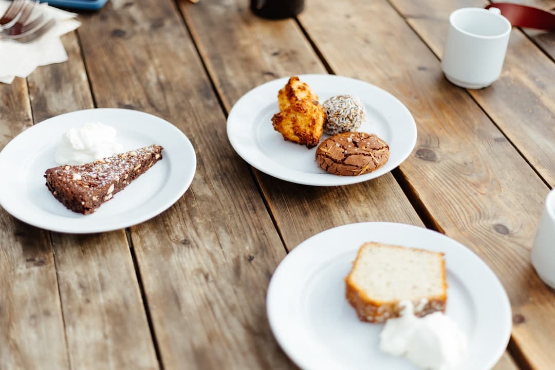Klassisk svensk fika med kladdkaka, chokladboll och sockerkaka på trä