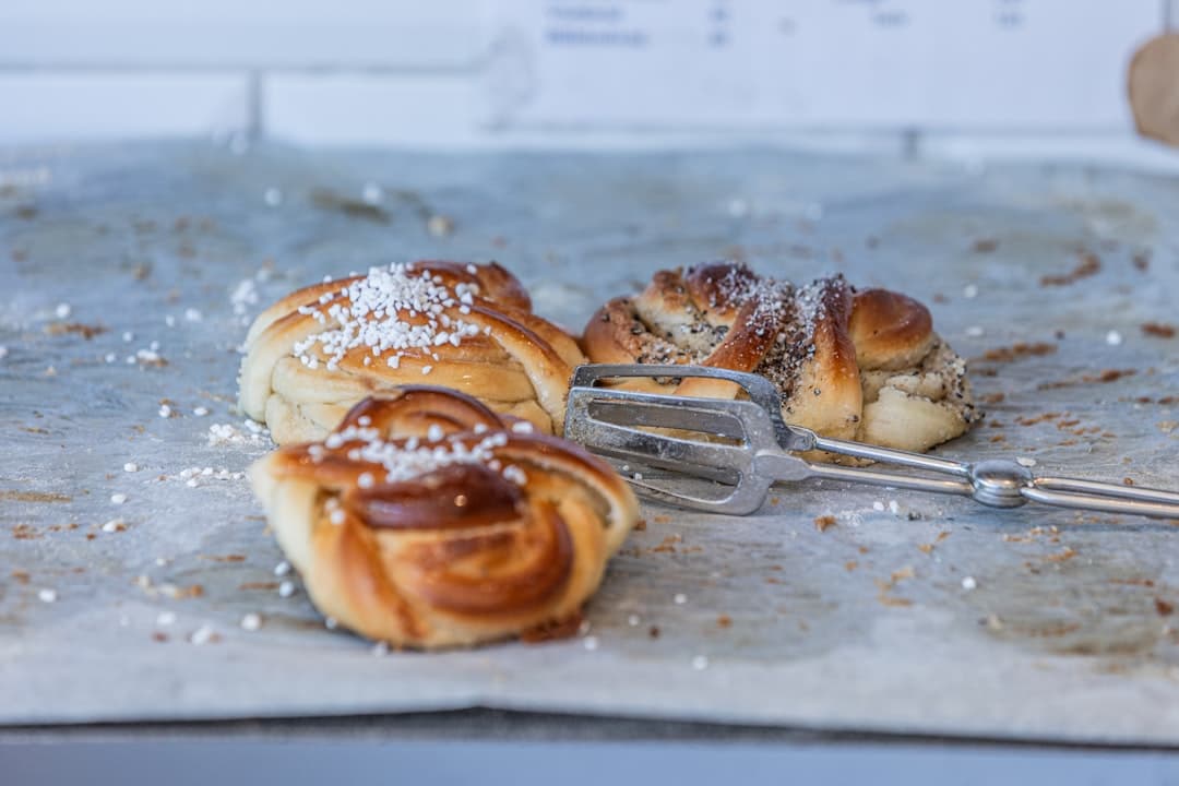 Hembakade kanelbullar med pärlsocker på en plåt