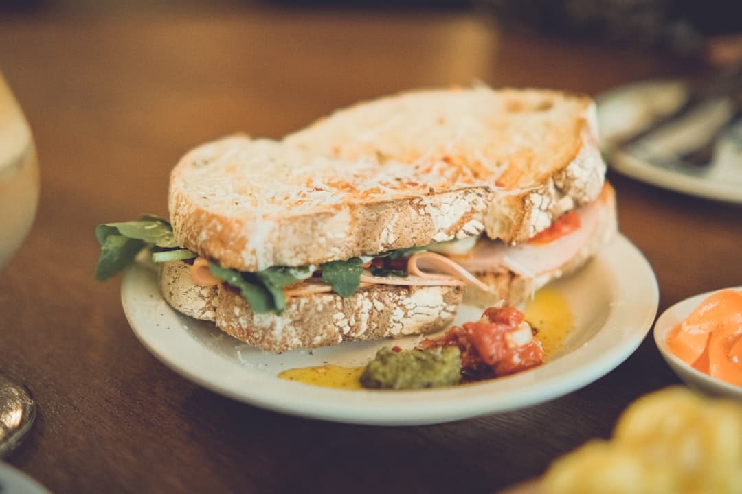 Rustik smörgås på surdegsbröd med pålägg och sallad