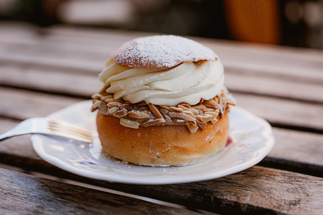 Klassisk svensk semla med vispgrädde och mandelmassa